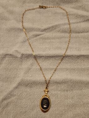 Sarah Coventry Gold and Black Cameo Pendant Necklace